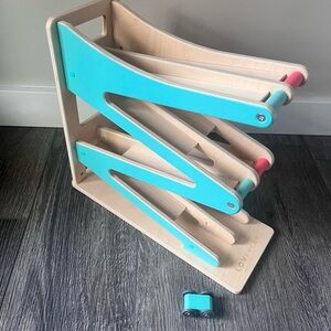 BABY: LOVEVERY Wooden Car Ramp with Blue Car